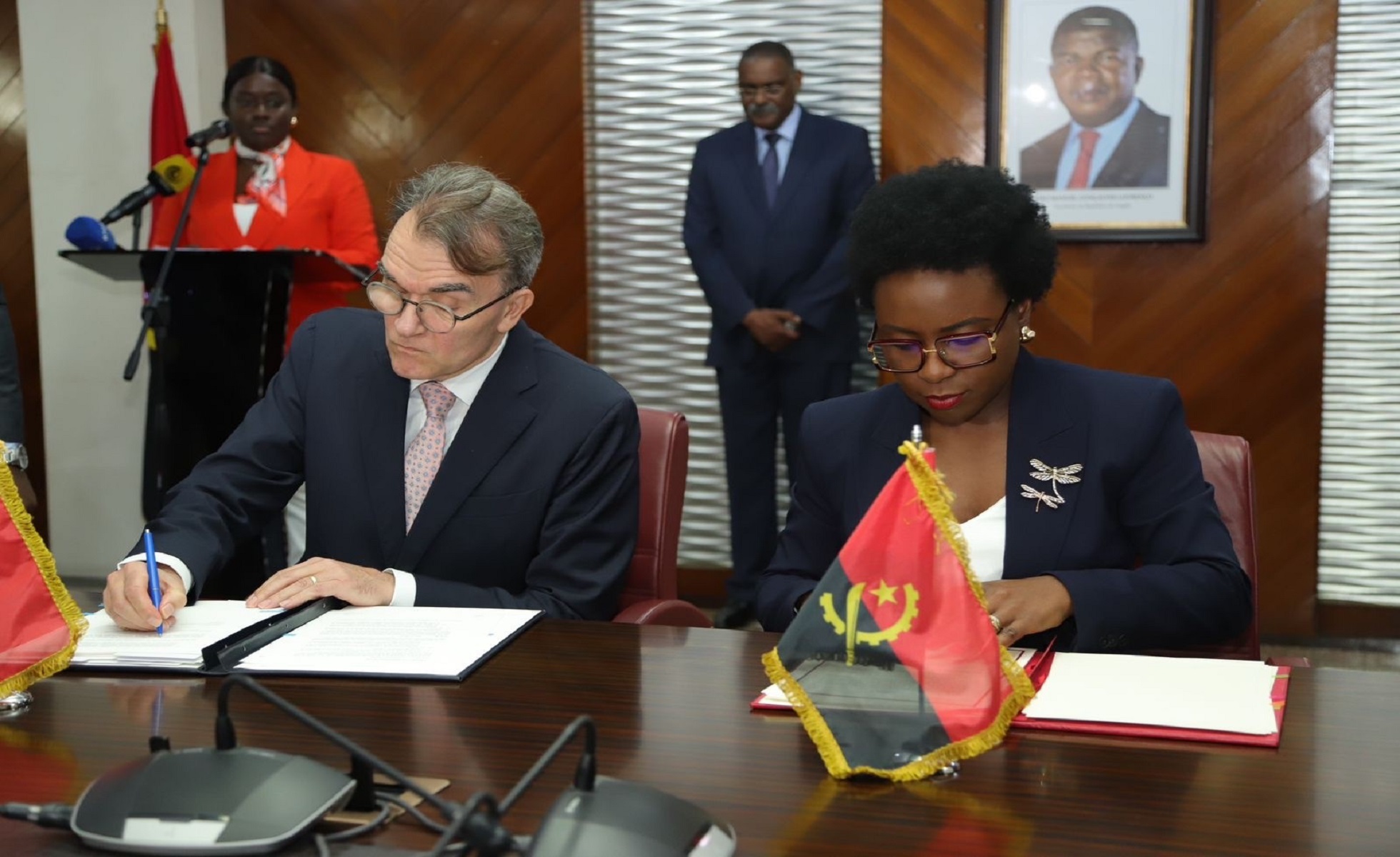 Angola e Suíça assinam acordo de cooperação para evitar dupla tributação